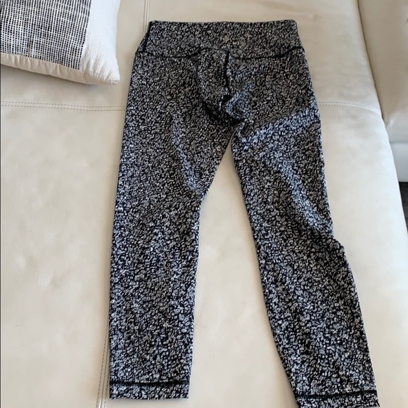 Lululemon size 8 print leggings - Picture 3 of 3